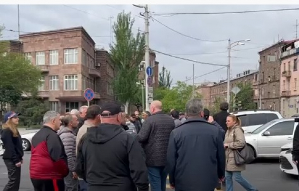 Протестующие перекрыли перекресток улиц Терьян-Московян (видео)